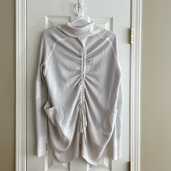 Lululemon Transformation Wrap - Picture 6 of 9